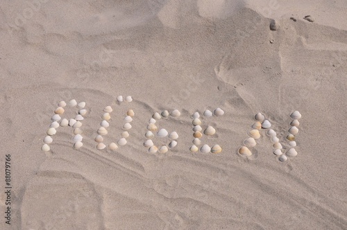 Rügen, Sandbild mit Muscheln, geschrieben im weißen Sandstrand. photo