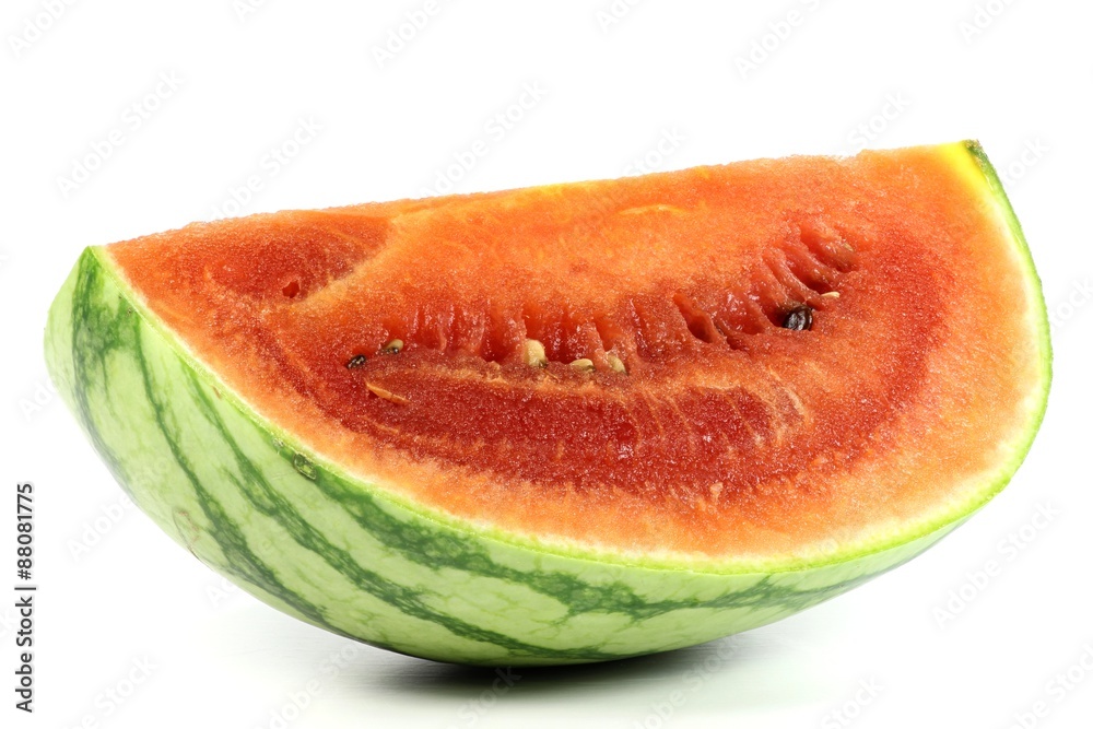 Viertel einer reifen Wassermelone isoliert auf weißem Hintergrund Viertel einer reifen Wassermelone isoliert auf weißem Hintergrund