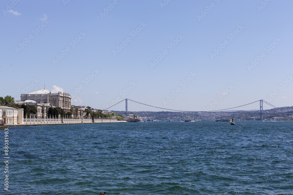 Дворец Долмабахче, Босфор и мост Ататюрка. Стамбул. Турция.