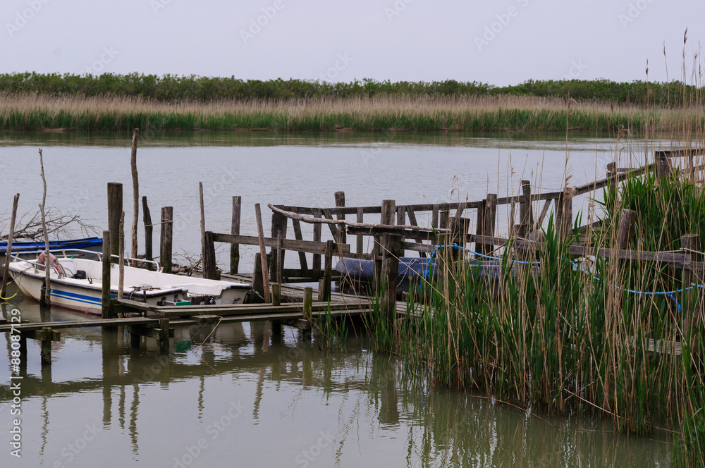 Molo di legno sul fiume Po, Italia Molo di legno sul fiume Po, Italia