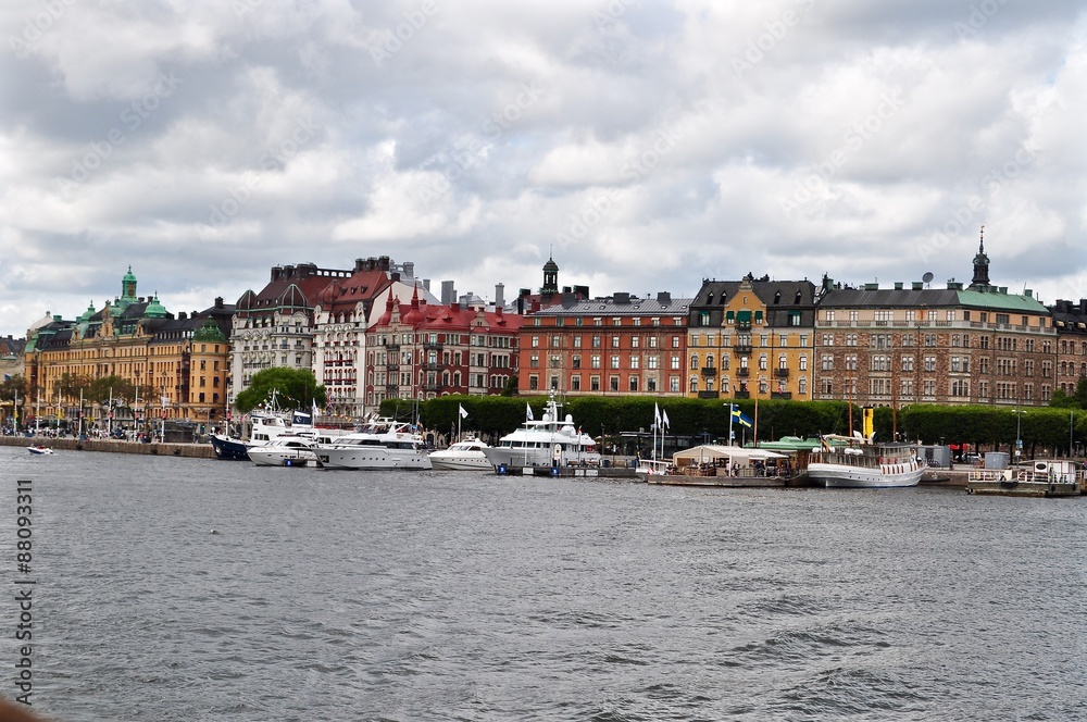 Blick vom Wasser auf Stadtteil Östermalm, in Stockholm