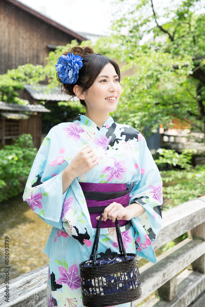 浴衣を着た女性