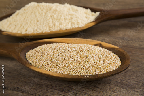 Portion of uncooked Quinoa and wey protein