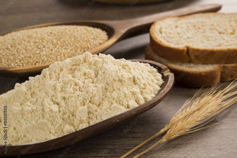 Portion of uncooked Quinoa and wey protein Portion of uncooked Quinoa and wey protein