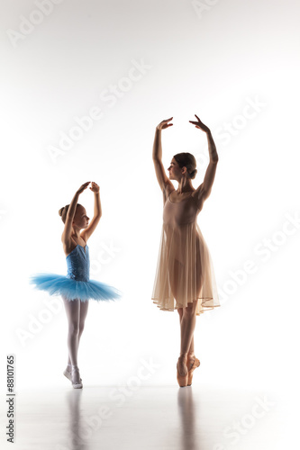 Fotografie The little ballerina dancing with personal ballet teacher in