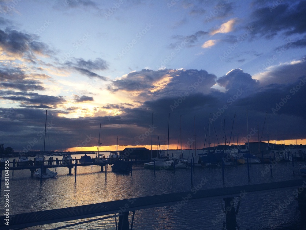 Fototapeta premium Hafen im Abendlicht