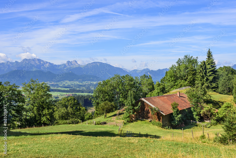 pittoreske Landschaft im Allgäu mit Alpenblick