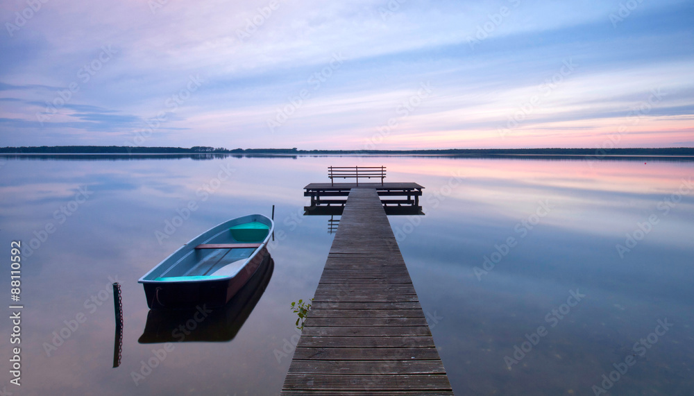 Fototapeta premium Boot am Steg im Herbst