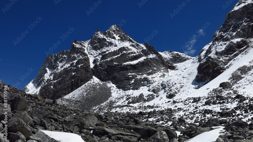 Obraz premium Steep trekking route to the Cho La mountain pass