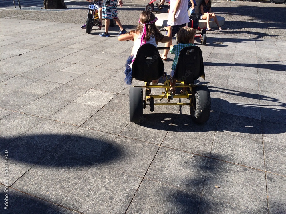 Obraz premium niños en karts haciendo carreras