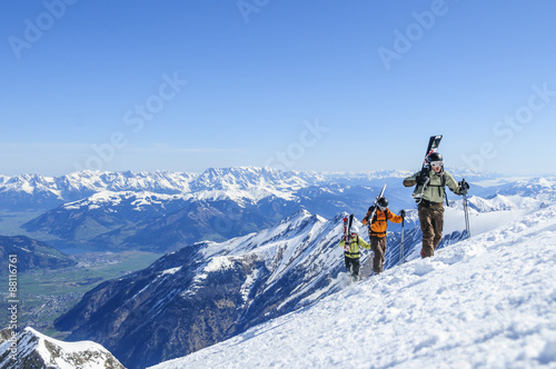 eine Gruppe Freerider beim Aufstieg am Kitzsteinhorn