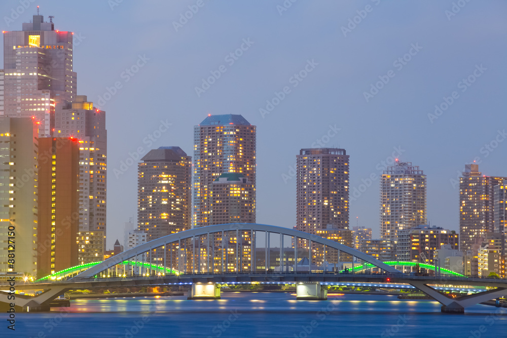 Naklejka premium Tokyo city view with highrise building and sumida river in evening