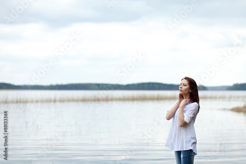 девушка на берегу озера