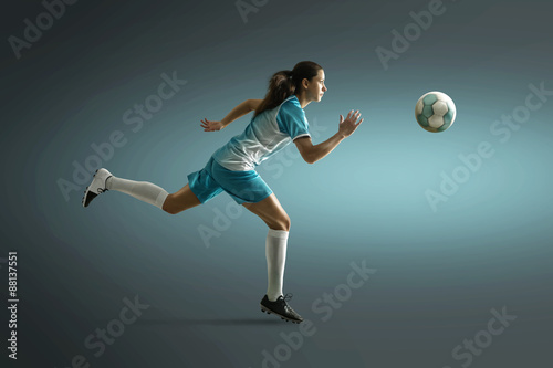 Woman plays soccer © lassedesignen