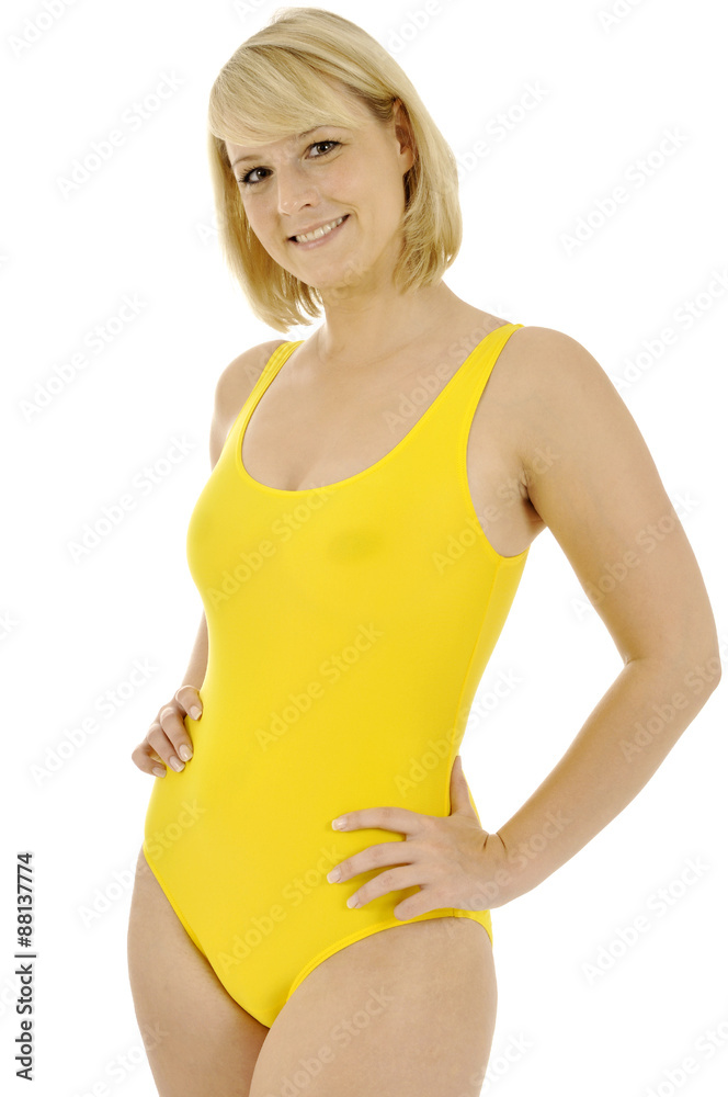 Blonde Frau trägt Badeanzug zum Schwimmen Blonde Frau trägt Badeanzug zum Schwimmen