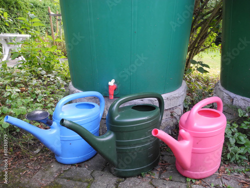 drei bunte Gießkannen