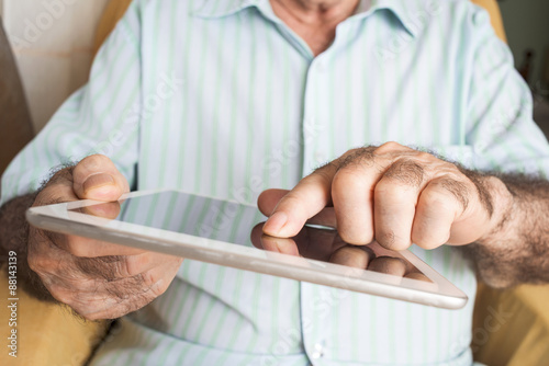 Quadro em tela old man using a tablet computer