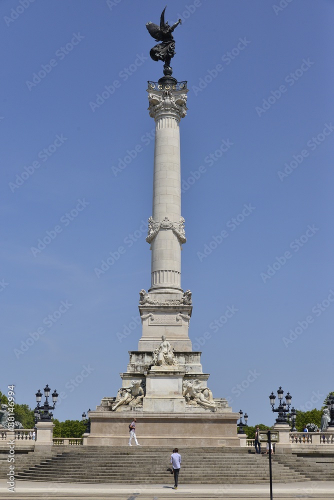 L'imposant Monument aux Girondins à la place des Quinconces à Bordeaux 