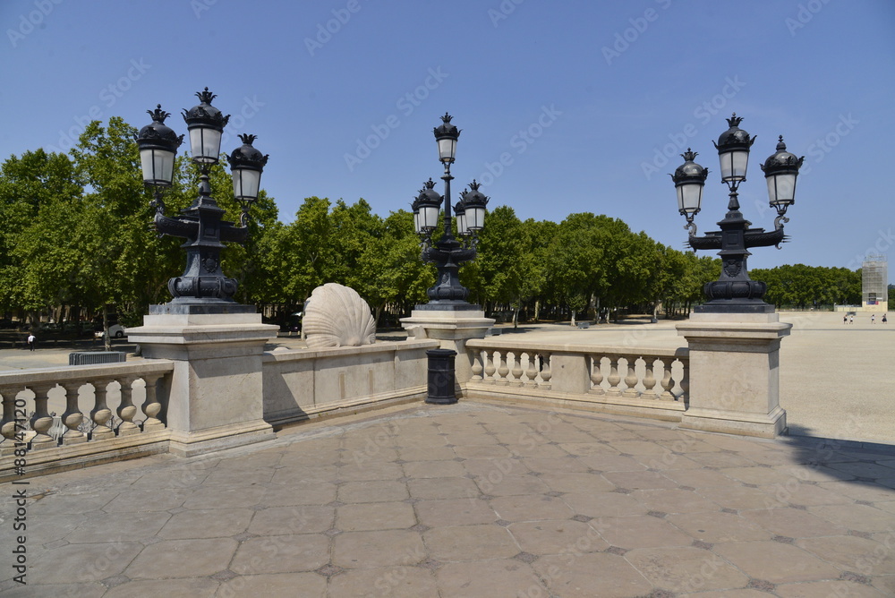 La plate-forme et ses réverbères de l'imposant Monument aux Girondins à Bordeaux
