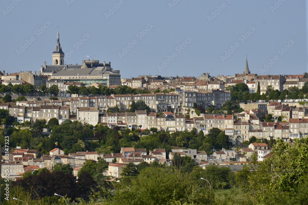 La ville d'Angoulême avec la flèche de l'hôtel de ville 