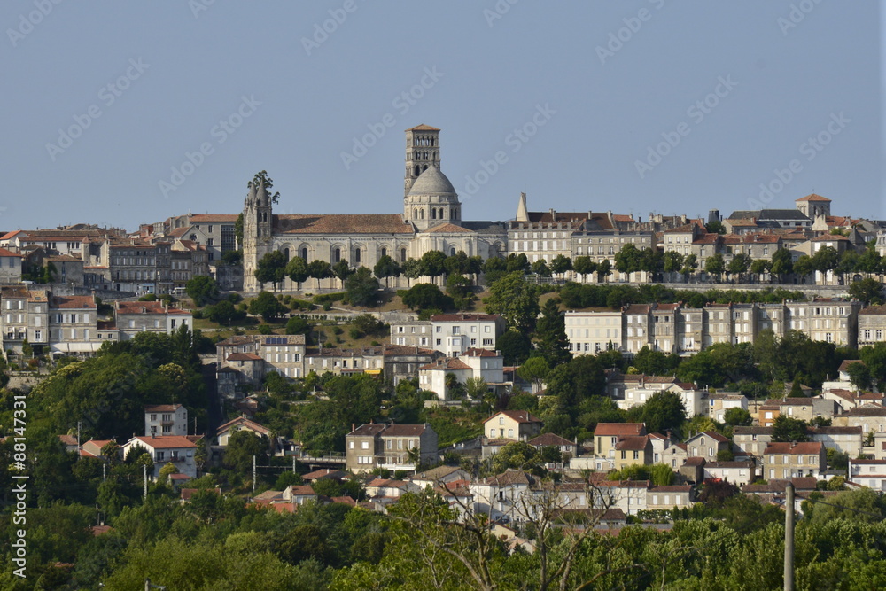 La vieille ville haute d'Angoulême et la cathédrale romane St-Pierre 