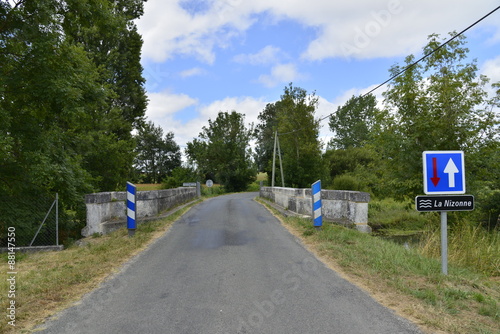 Passage au dessus de la Nizonne mais dans un sens à la fois