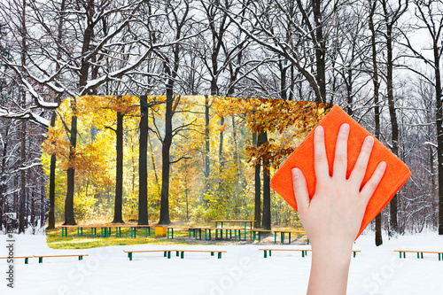 Photos hand deletes winter urban park by orange cloth