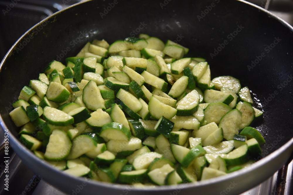 zucchine trifolate cotte a vapore cottura padella placca teglia verdure zucchine trifolate cotte a vapore cottura padella placca teglia verdure