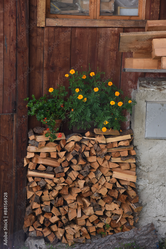 Pile Di Assi Di Legno In Un Cortile Di Legno - Fotografie stock e altre  immagini di Legname - Legname, Deposito di legname, Materiale da  costruzione - iStock