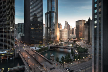 Fotobehang Chicago Downtown Chicago in vroege ochtendgloed  © wati1201