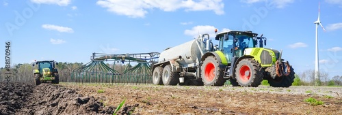 Fototapeta Rolnictwo - rozrzucanie i wprowadzanie gnojowicy, format panoramiczny