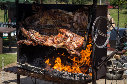 Canvastavla Piglet roasted on a spit