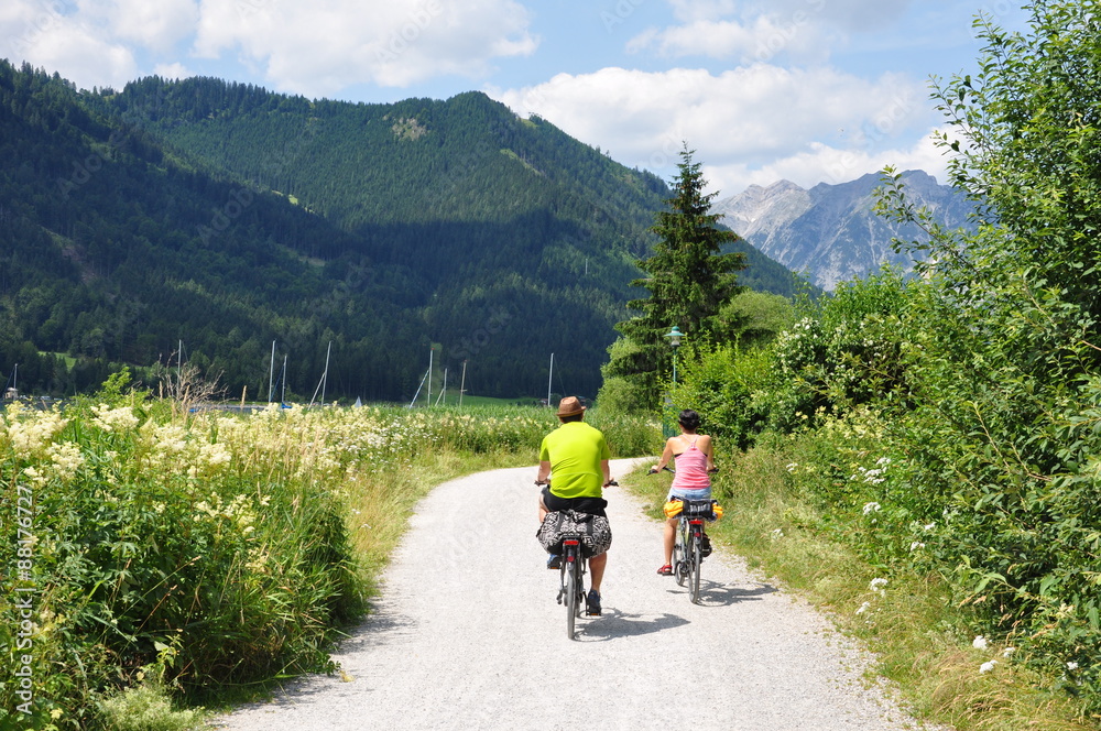 Radfahrer am Achensee / Österreich