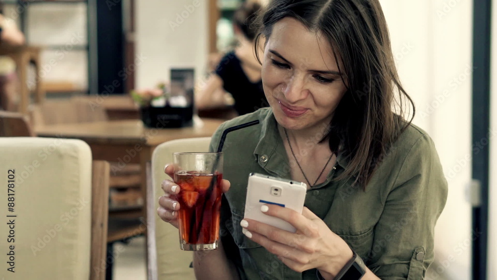 Young woman texting, sending sms on smartphone in cafe
Young woman texting, sending sms on smartphone in cafe
