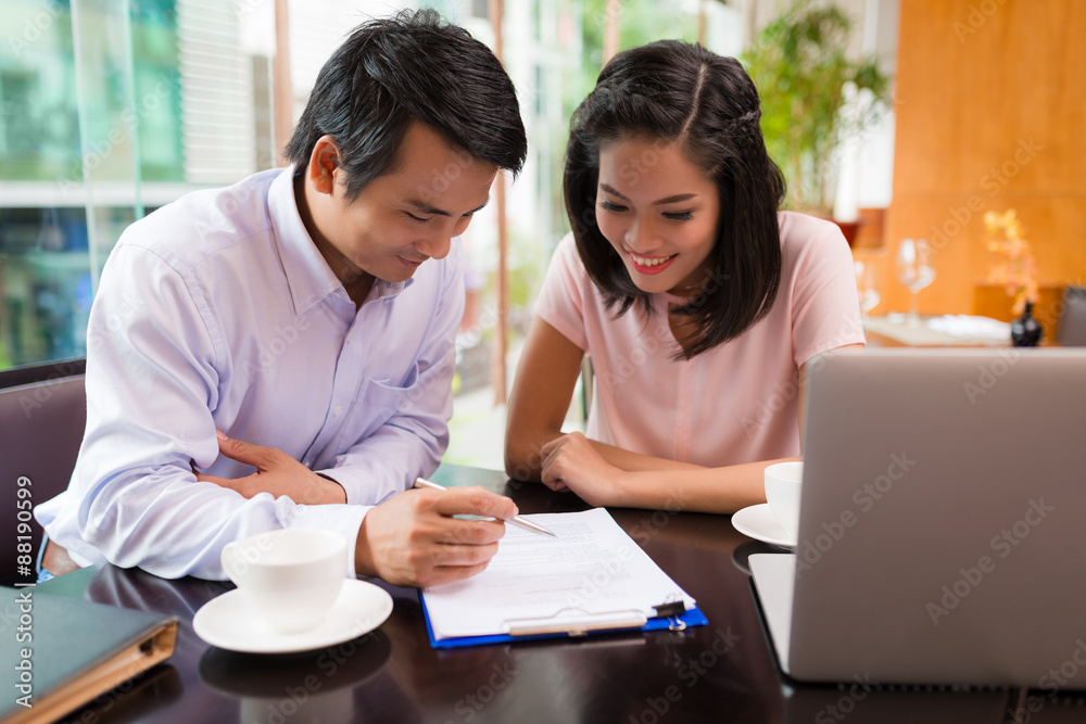 Obraz premium Examining business contract