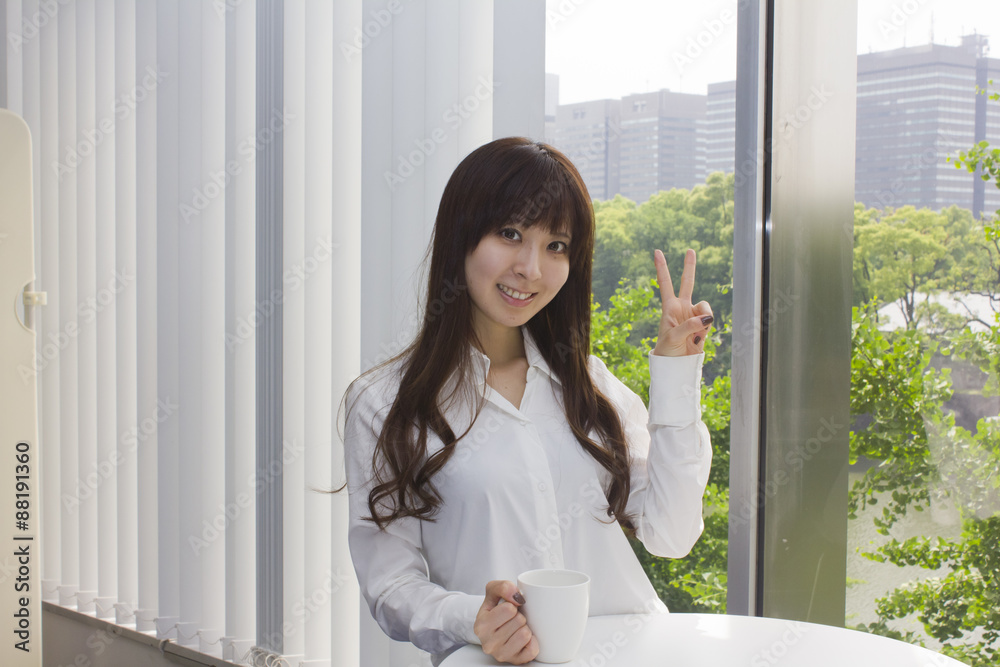 ピースサインをする若い女性 ピースサインをする若い女性