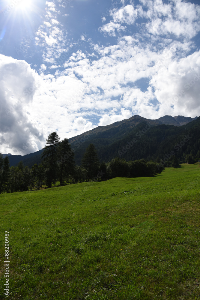 Fototapeta premium prateria montagna montagne sole alta montagna nuvole nuvoloso paesaggio di montagna