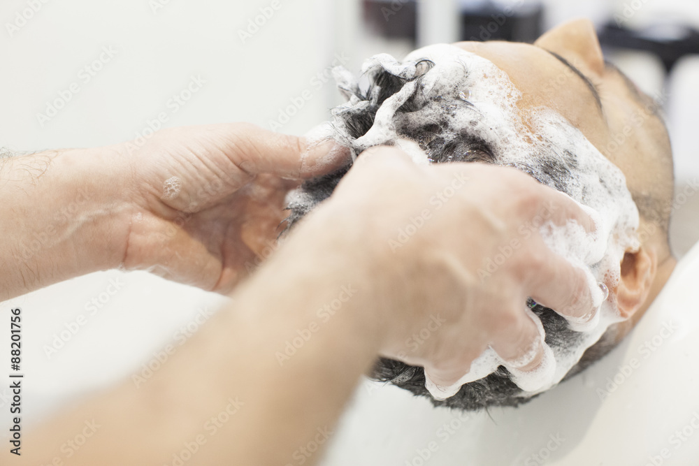 Massaggio cutaneo durante uno shampoo Stock Photo | Adobe Stock