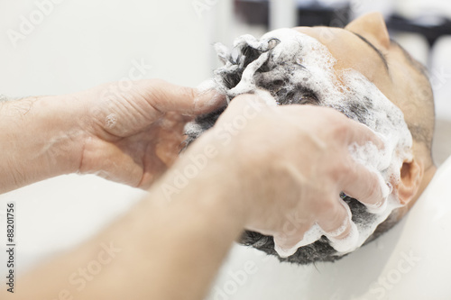 Massaggio cutaneo durante uno shampoo