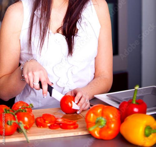 femme qui coupe des tomates