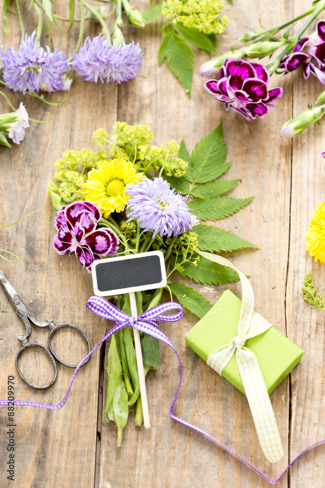 Blumen mit Dekoration und Anhänger Blumen mit Dekoration und Anhänger