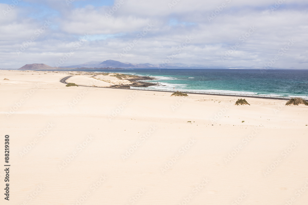 Landschaft mit Dünen und Meer auf Fuerteventura, Kanaren