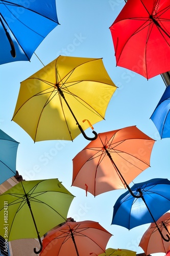 Regenschirme als Dekoration   ber einer Einkaufsstra  e in der Stadt Novigrad in Kroatien