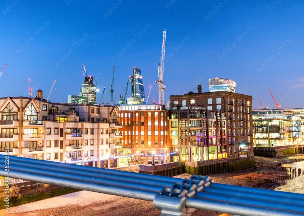 Naklejka premium London illuminated skyline at dusk