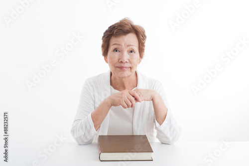 読書をしているシニアの日本人女性