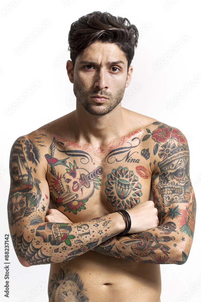 Sexy tattooed man portrait with crossed arms foto de Stock | Adobe Stock
