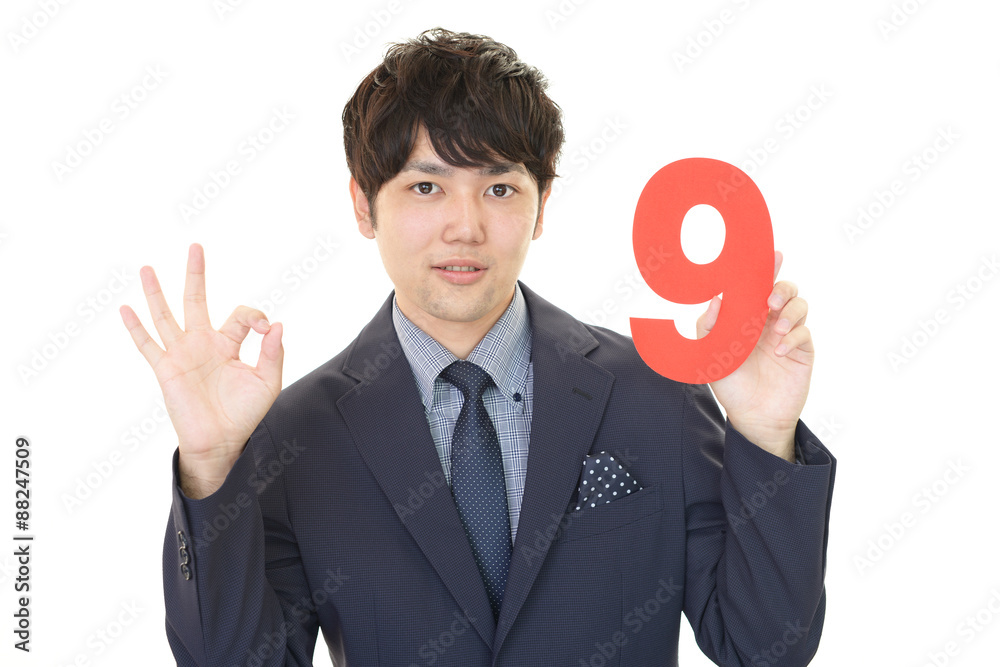 数字を持つ男性