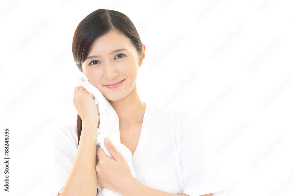顔を拭く女性