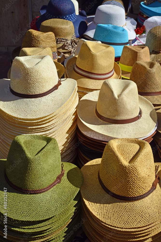 cappelli di paglia colorati in vendita