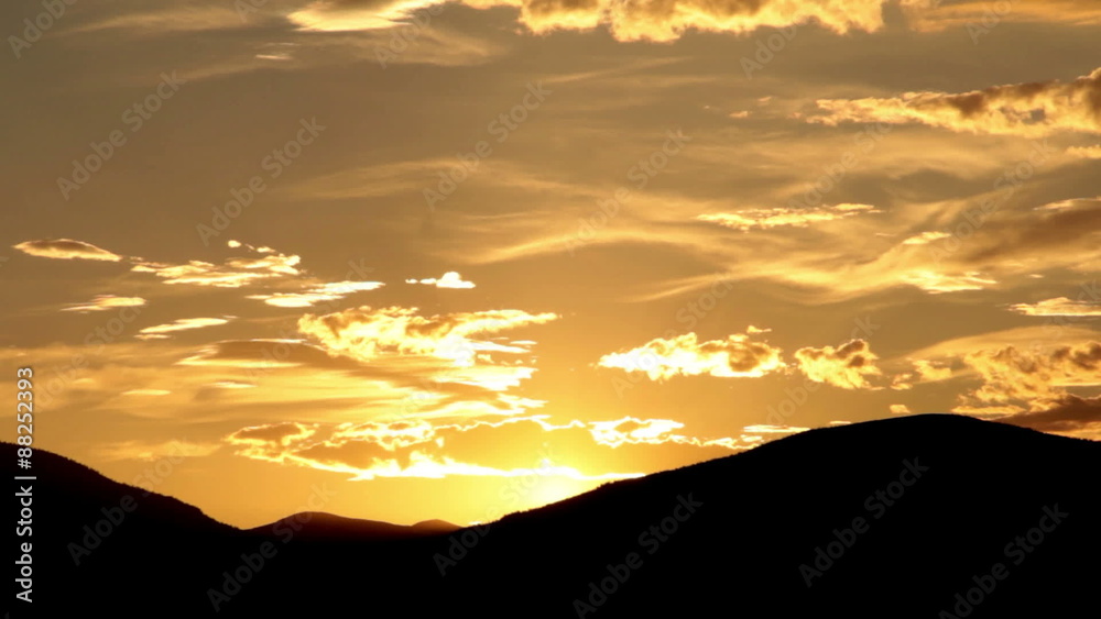 Zeitrafferaufnahme eines Abendhimmels und Silhouetten von Bergen Zeitrafferaufnahme eines Abendhimmels und Silhouetten von Bergen